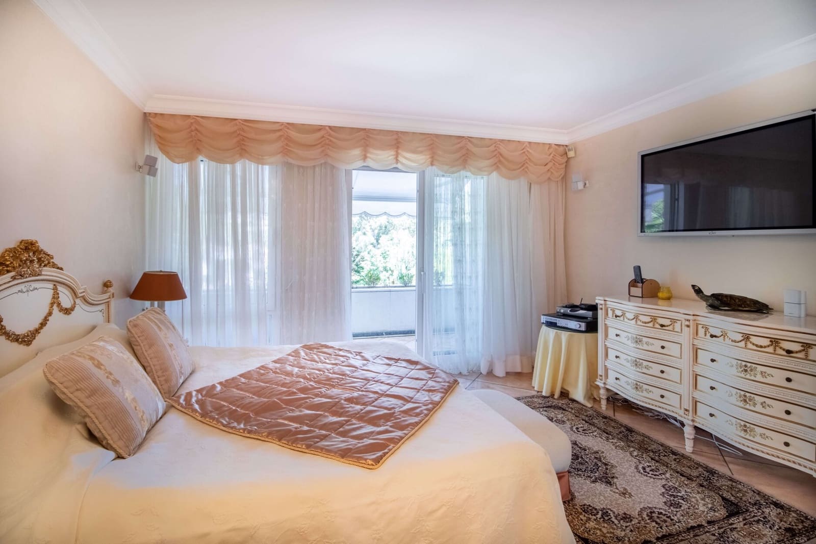 4 bedroom Apartment for sale in Nueva Andalucia with pool - € 1,950,000 (Ref: 3916320)