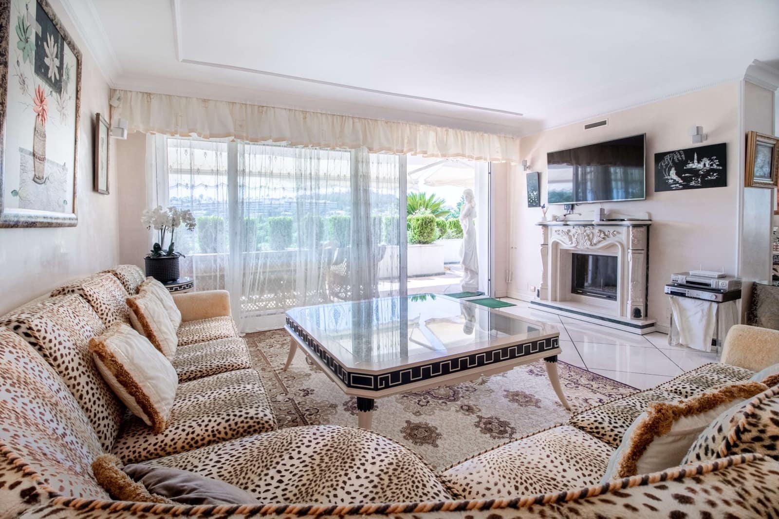 4 bedroom Apartment for sale in Nueva Andalucia with pool - € 1,950,000 (Ref: 3916320)