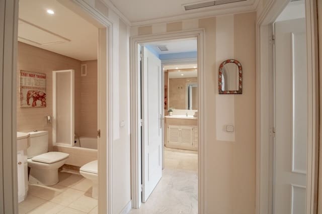   2 soveværelse   ferieLejlighed i Marbella med   swimmingpool  garage  - € 1.800 (Ref: 4505961)