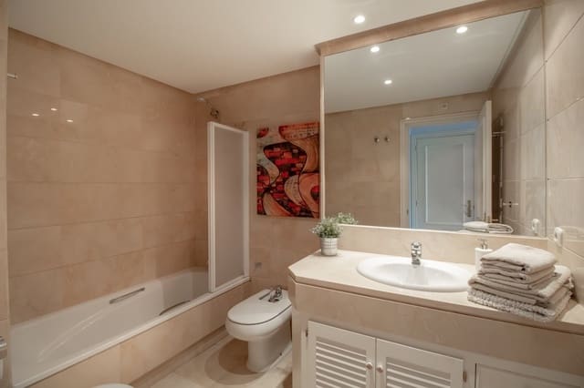   2 soveværelse   ferieLejlighed i Marbella med   swimmingpool  garage  - € 1.800 (Ref: 4505961)
