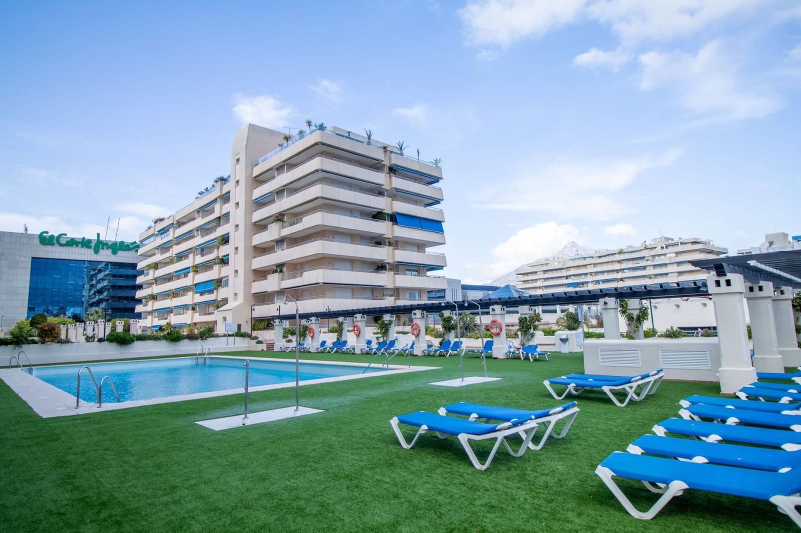 2 bedroom Apartment for sale in Marbella with pool - € 800,000 (Ref: 5016332)