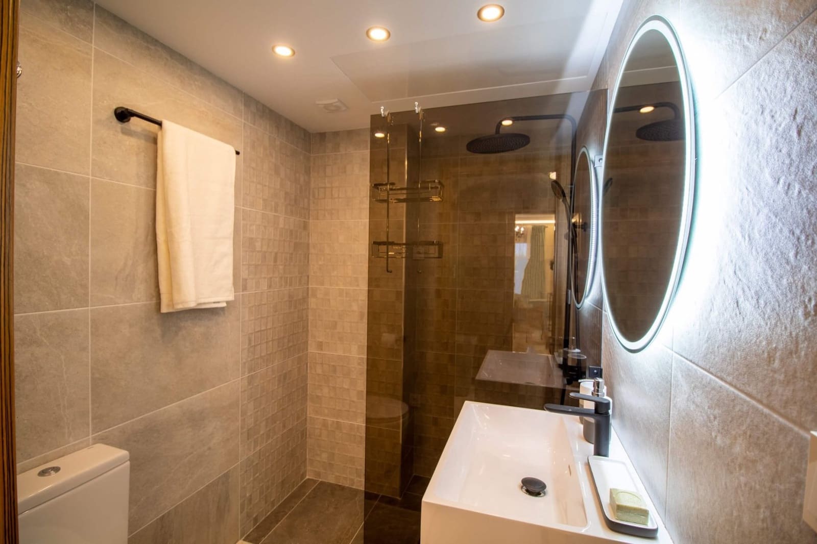 2 bedroom Apartment for sale in Marbella with pool - € 800,000 (Ref: 5016332)