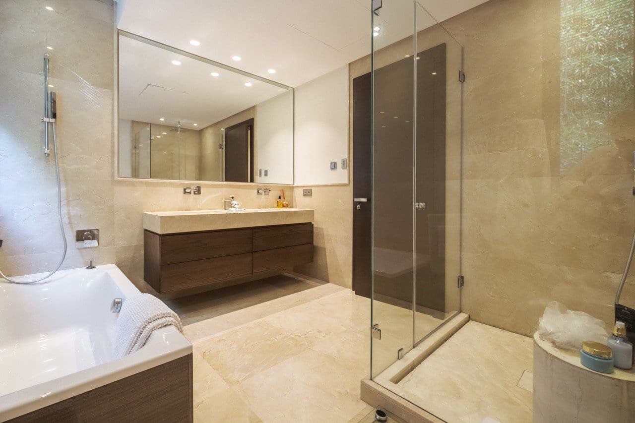 4 sypialnia Apartament na sprzedaż w Marbella z basenem garażem - 1 900 000 € (Ref: 5540635)