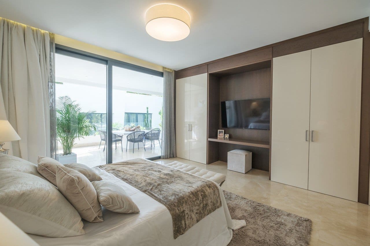 4 sypialnia Apartament na sprzedaż w Marbella z basenem garażem - 1 900 000 € (Ref: 5540635)