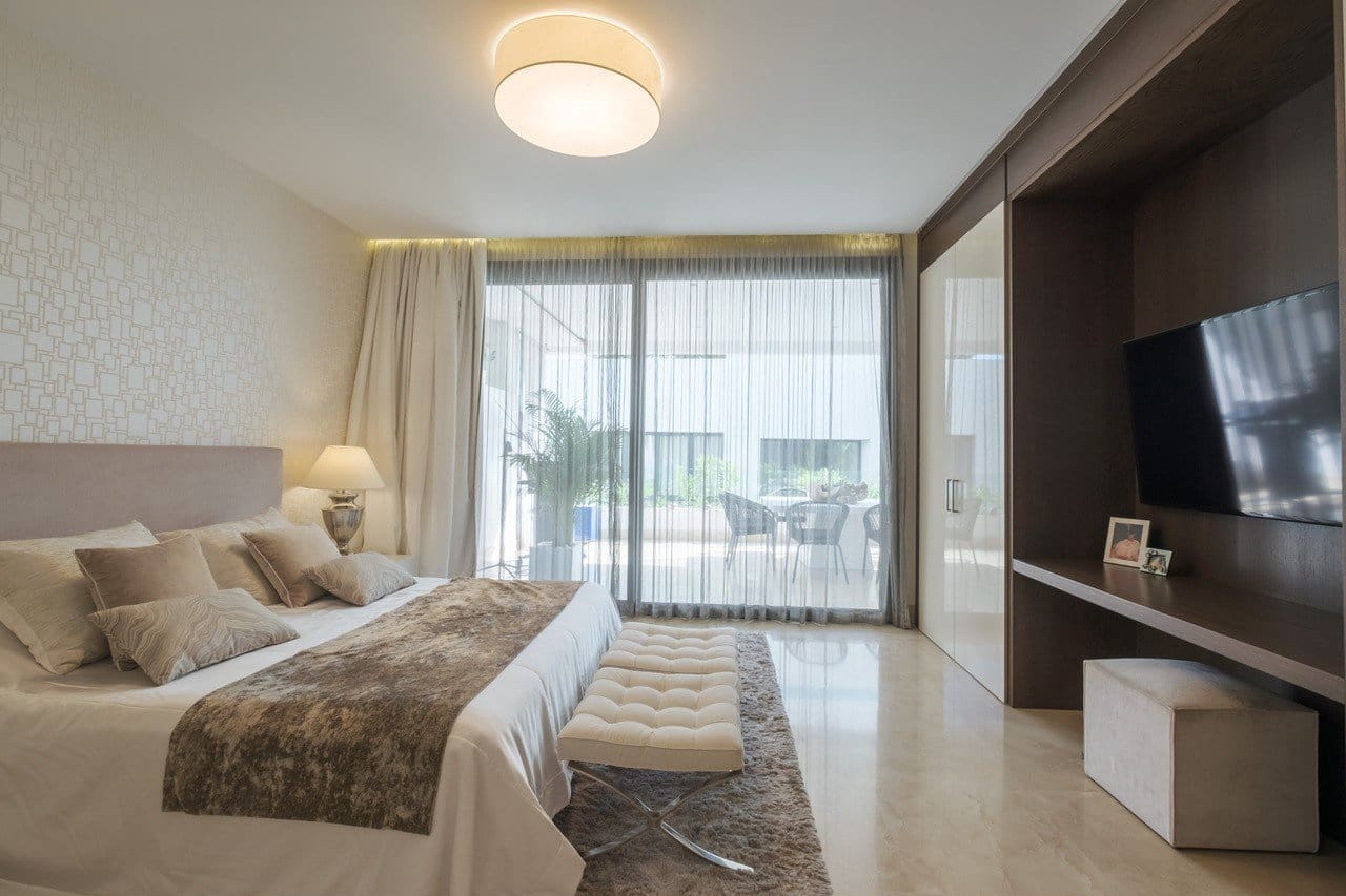 4 sypialnia Apartament na sprzedaż w Marbella z basenem garażem - 1 900 000 € (Ref: 5540635)