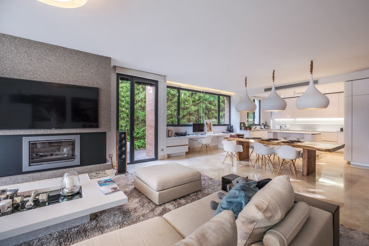 4 sypialnia Apartament na sprzedaż w Marbella z basenem garażem - 1 900 000 € (Ref: 5540635)
