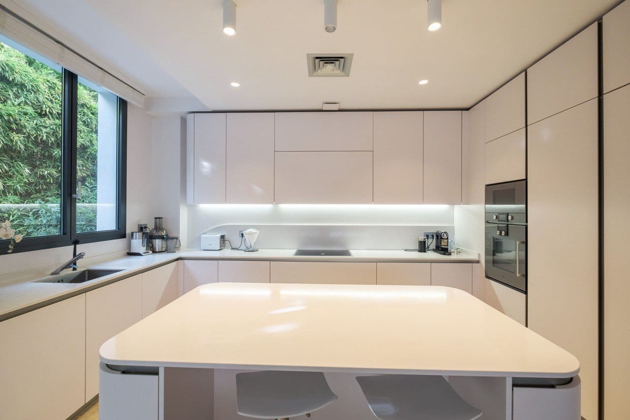 4 sypialnia Apartament na sprzedaż w Marbella z basenem garażem - 1 900 000 € (Ref: 5540635)