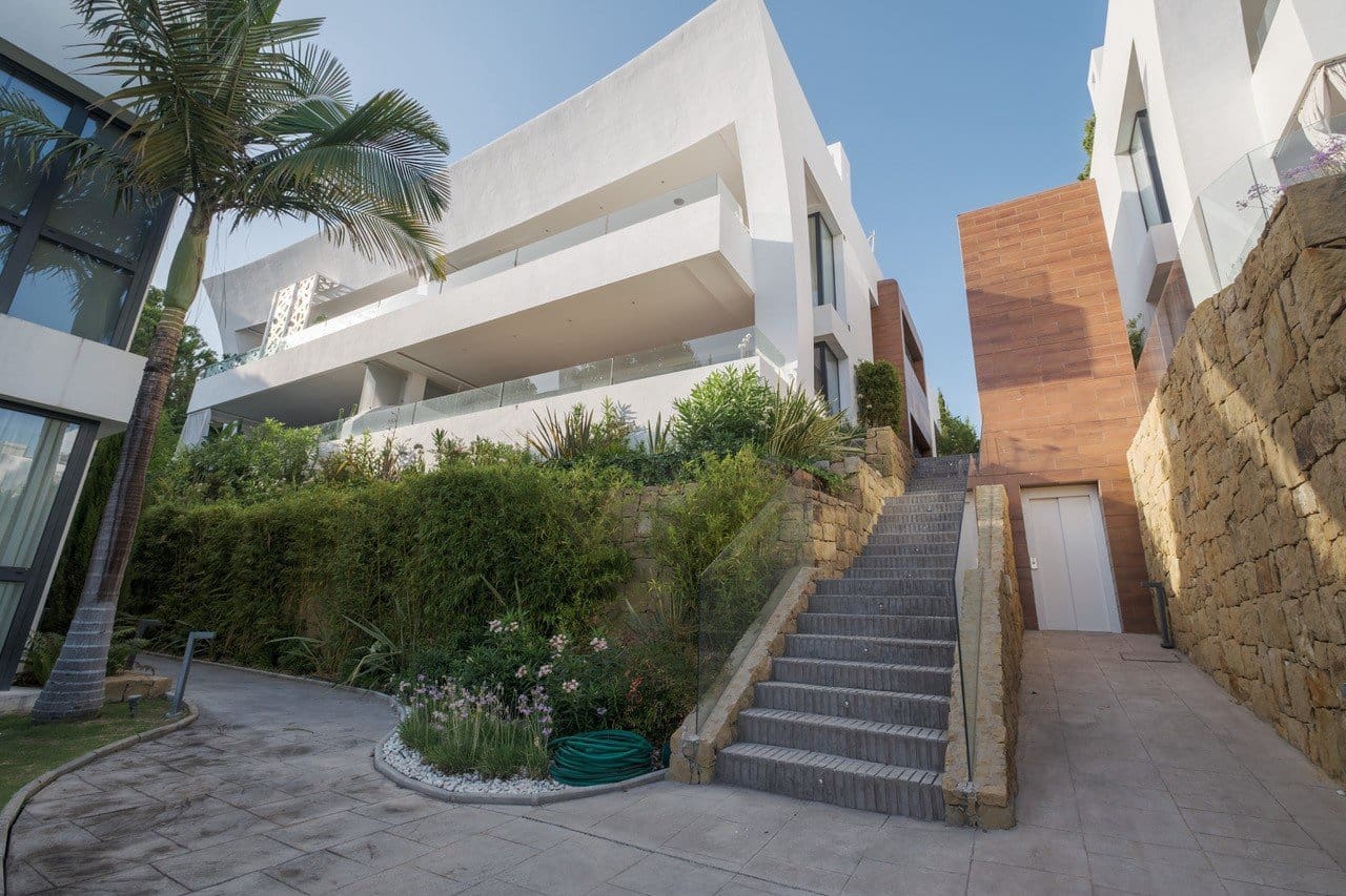 4 sypialnia Apartament na sprzedaż w Marbella z basenem garażem - 1 900 000 € (Ref: 5540635)