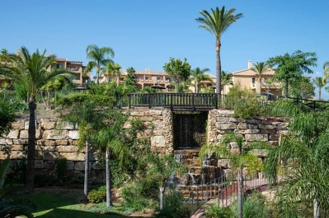 2 bedroom Apartment for sale in El Paraíso, Benahavís with pool - € 495,000 (Ref: 7474192)