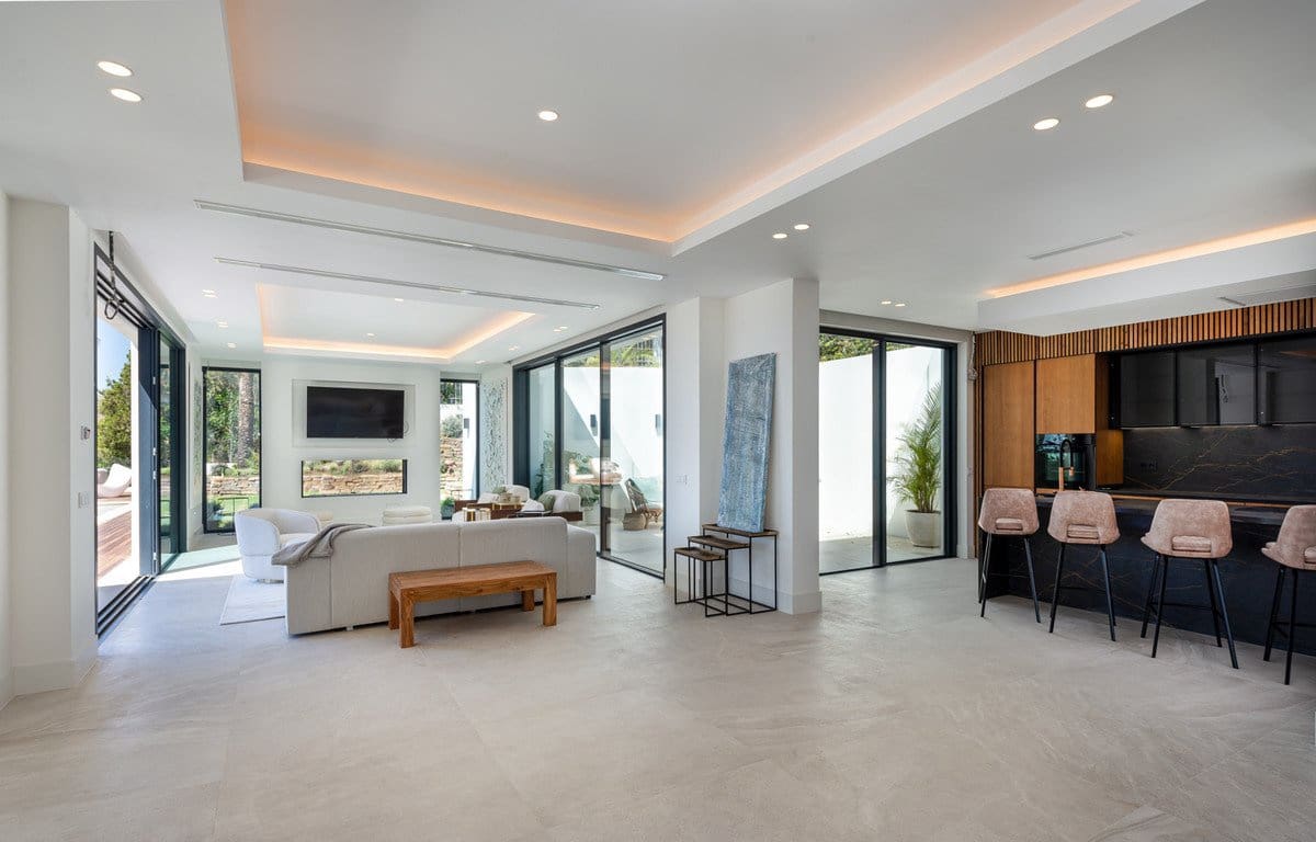 5 bedroom Villa for sale in Rio Real with pool garage - € 5,000,000 (Ref: 7616306)