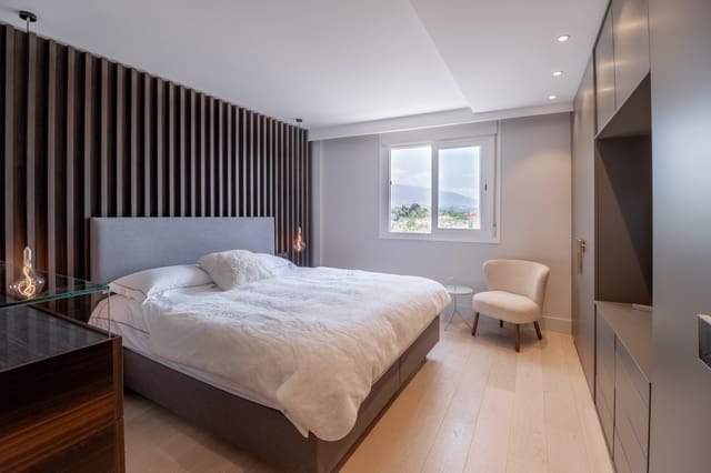 Apartamento de 2 habitaciones en Puerto Banus, Marbella en venta con piscina - 770.000 € (Ref: 7692706)