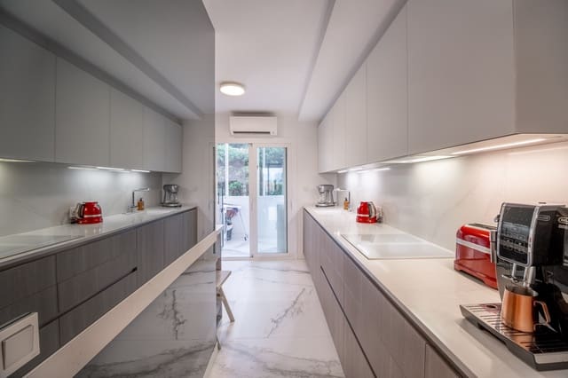 Apartamento de 2 habitaciones en Puerto Banus, Marbella en venta con piscina - 770.000 € (Ref: 7692706)