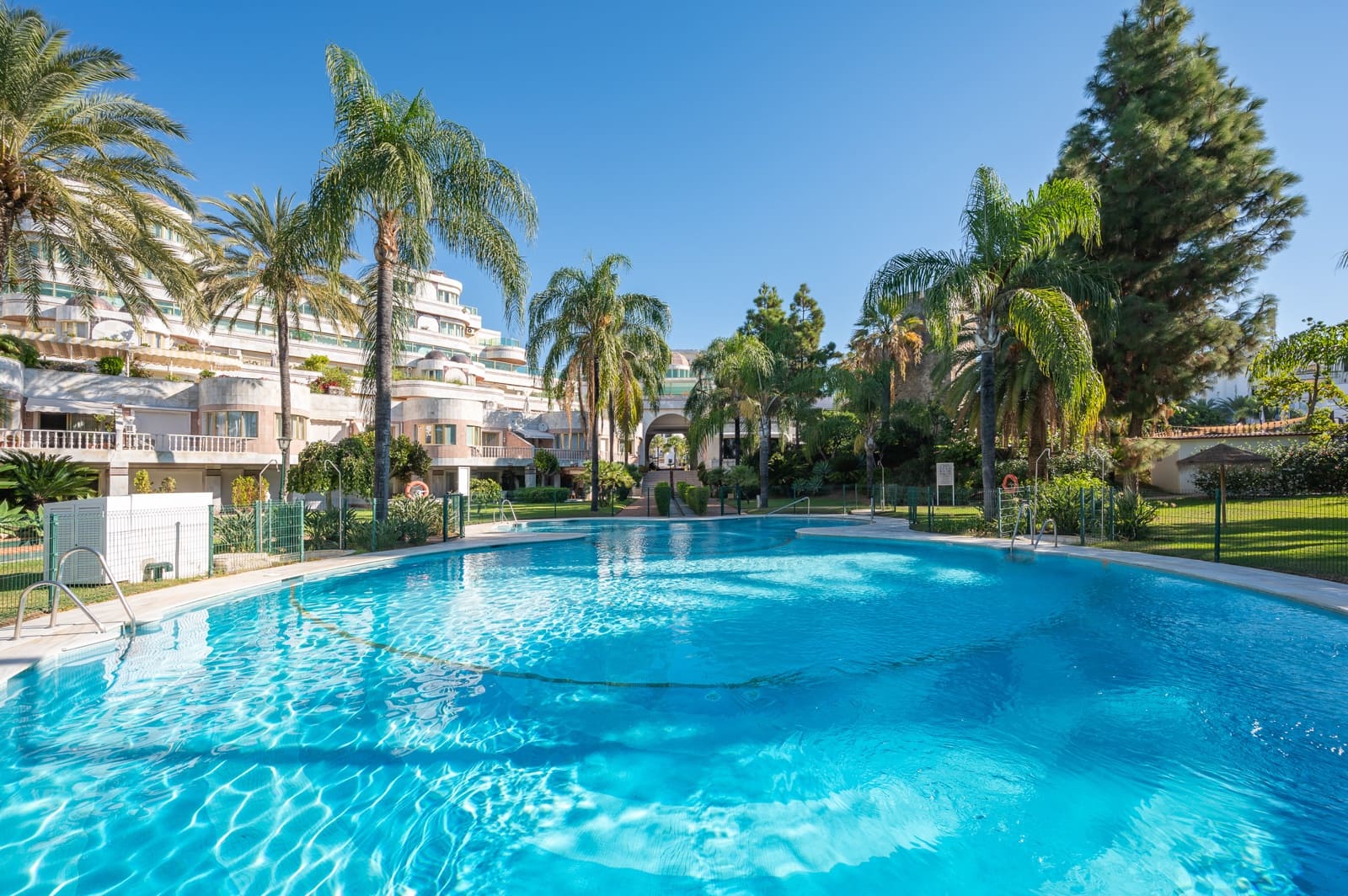 3 quarto Apartamento para venda em Puerto Banus com piscina - 3 200 000 € (Ref: 8162733)