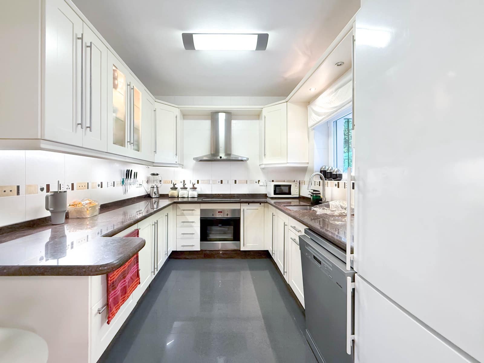 5 soveværelse Villa til salg i Nueva Andalucia med swimmingpool - € 1.050.000 (Ref: 8805821)