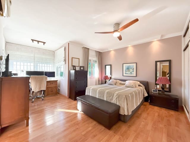 5 sypialnia Willa na sprzedaż w Nueva Andalucía Centro, Marbella z basenem - 1 050 000 € (Ref: 8805821)