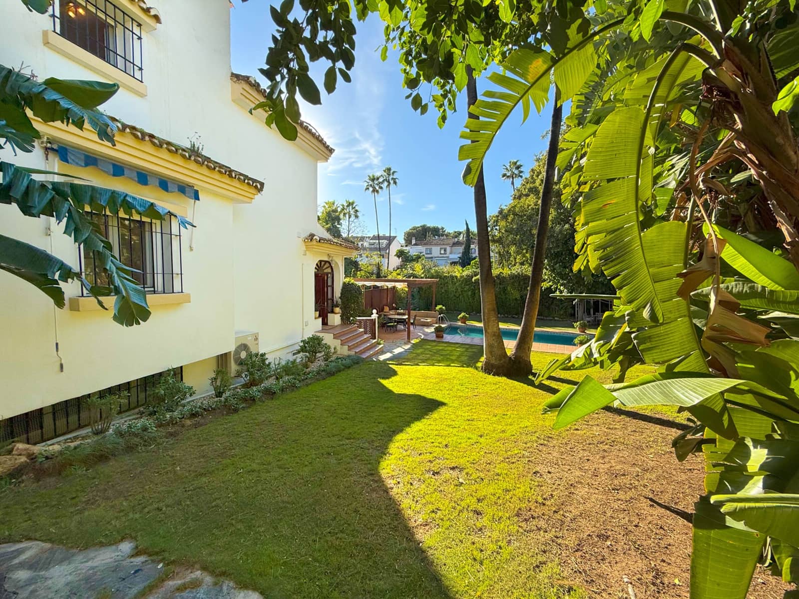 5 soveværelse Villa til salg i Nueva Andalucia med swimmingpool - € 1.050.000 (Ref: 8805821)