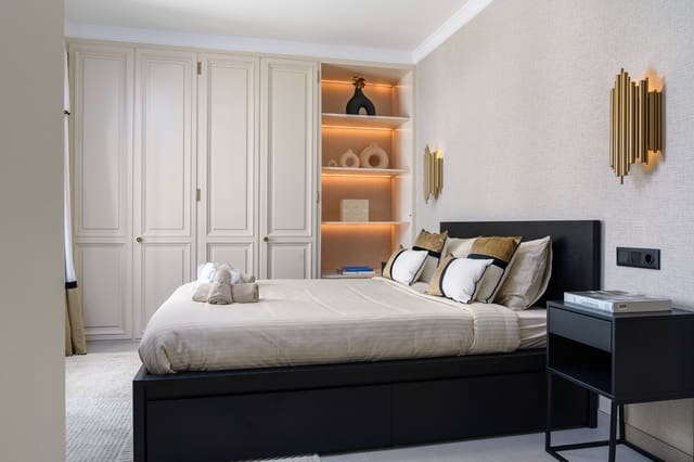 2 bedroom Apartment for sale in Puerto Banus, Marbella - € 1,899,000 (Ref: 9019831)