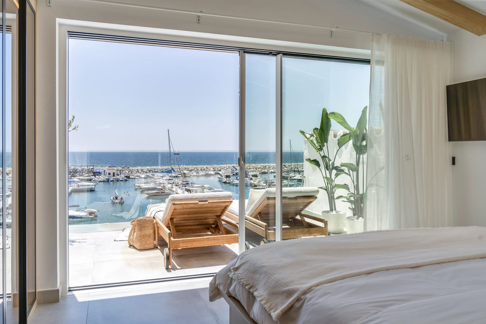 Apartamento de 4 habitaciones en Puerto Banus en venta - 3.750.000 € (Ref: 9019832)