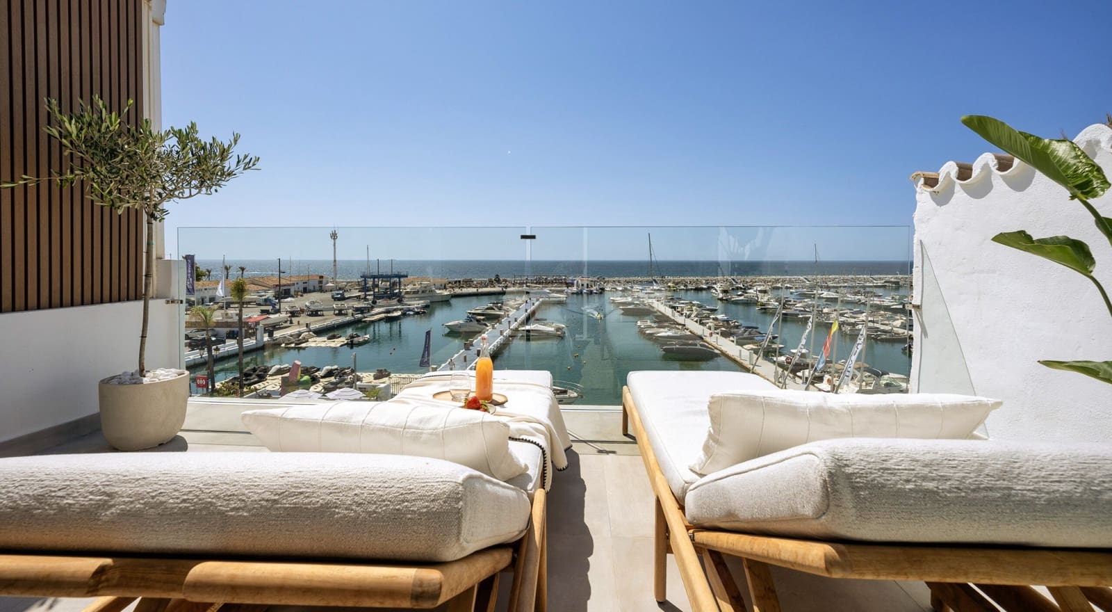 Apartamento de 4 habitaciones en Puerto Banus en venta - 3.750.000 € (Ref: 9019832)