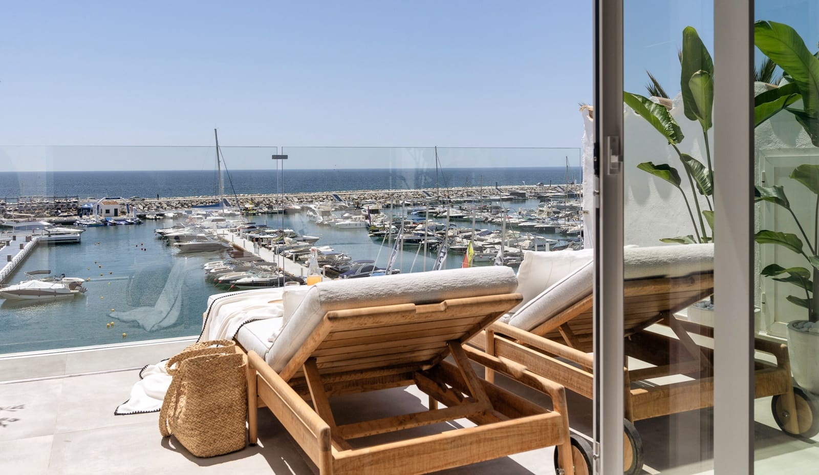 Apartamento de 4 habitaciones en Puerto Banus en venta - 3.750.000 € (Ref: 9019832)
