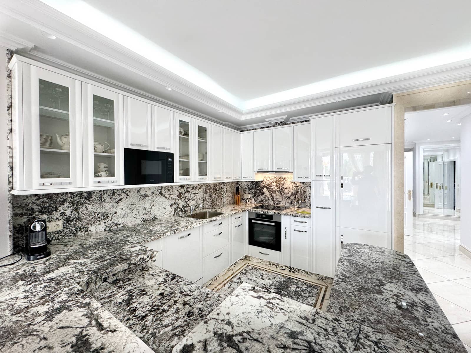 2 sypialnia Apartament na sprzedaż w Puerto Banus z basenem - 2 000 000 € (Ref: 9068514)