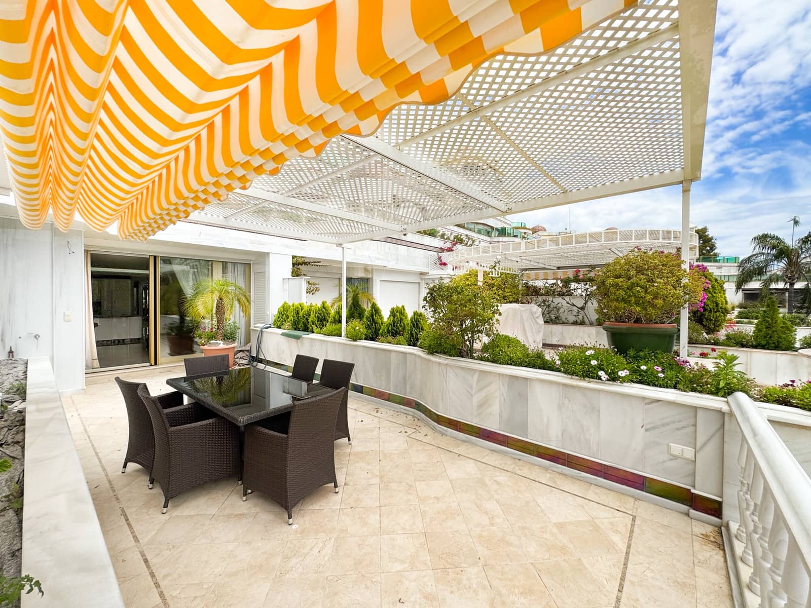 2 bedroom Apartment for sale in Puerto Banus with pool - € 2,000,000 (Ref: 9068514)