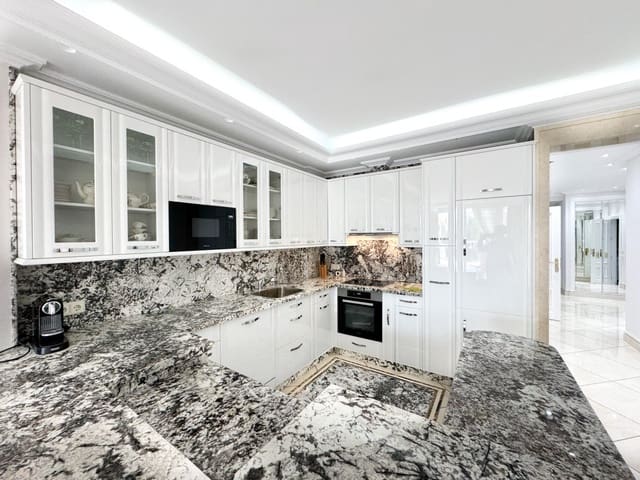 2 soveværelse Lejlighed til salg i Puerto Banus, Marbella med swimmingpool garage - € 2.000.000 (Ref: 9068514)