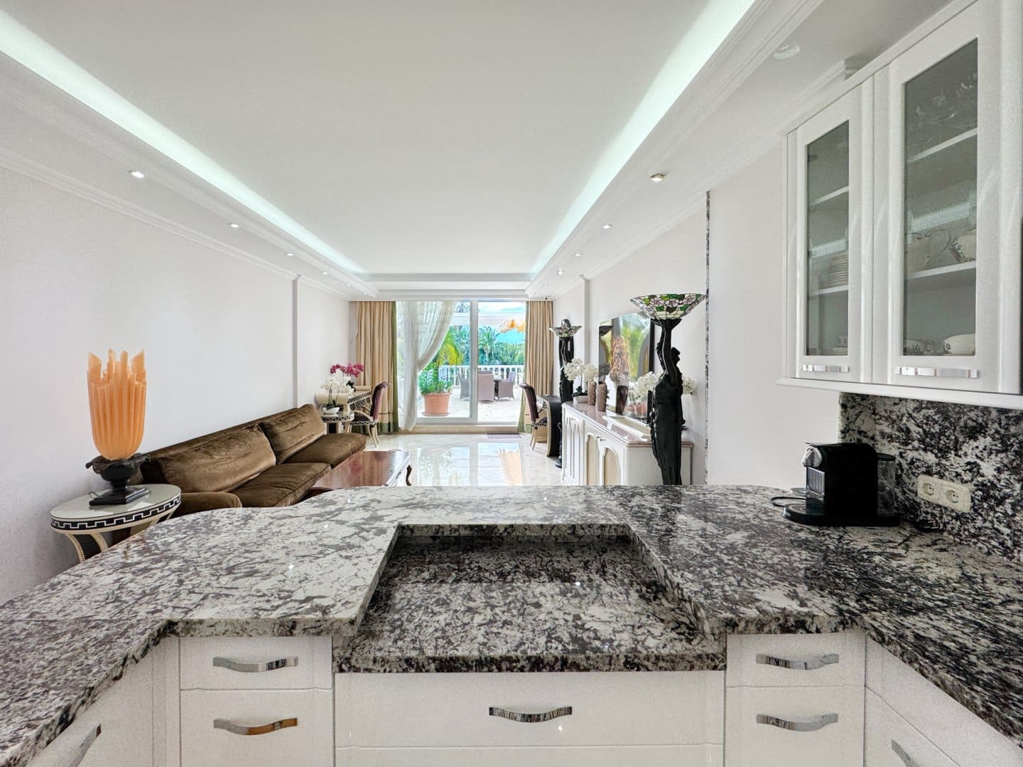 Apartamento de 2 habitaciones en Puerto Banus en venta con piscina garaje - 2.000.000 € (Ref: 9068514)