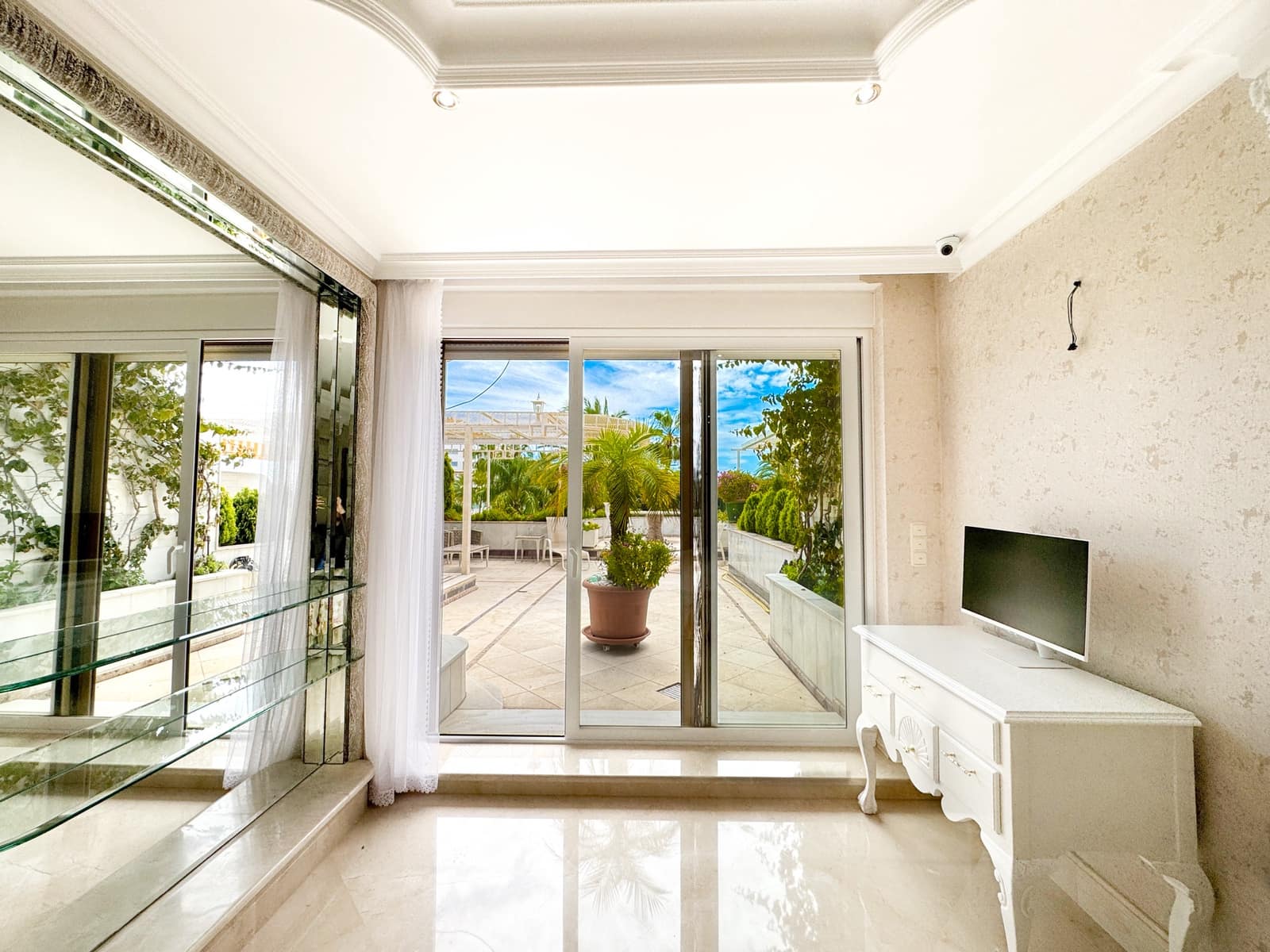 1 sypialnia Apartament na sprzedaż w Puerto Banus z basenem - 1 500 000 € (Ref: 9068516)