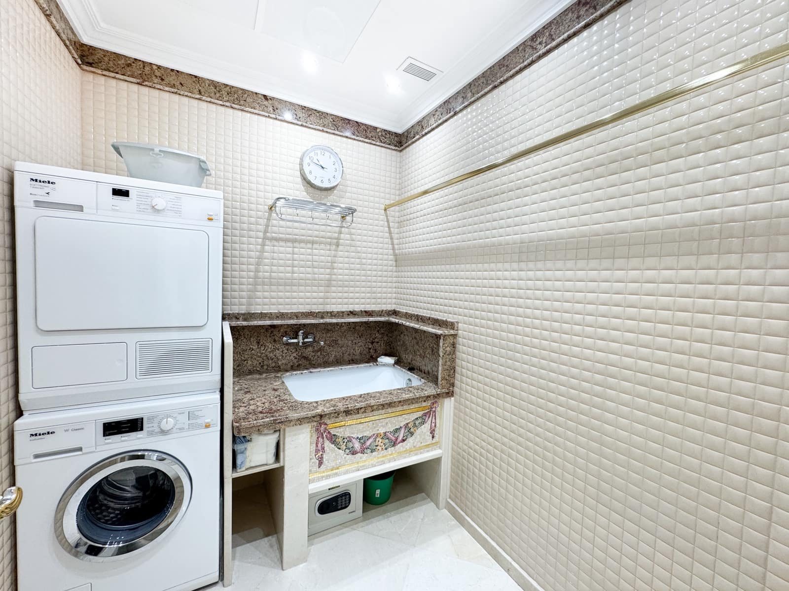 1 sypialnia Apartament na sprzedaż w Puerto Banus z basenem - 1 500 000 € (Ref: 9068516)