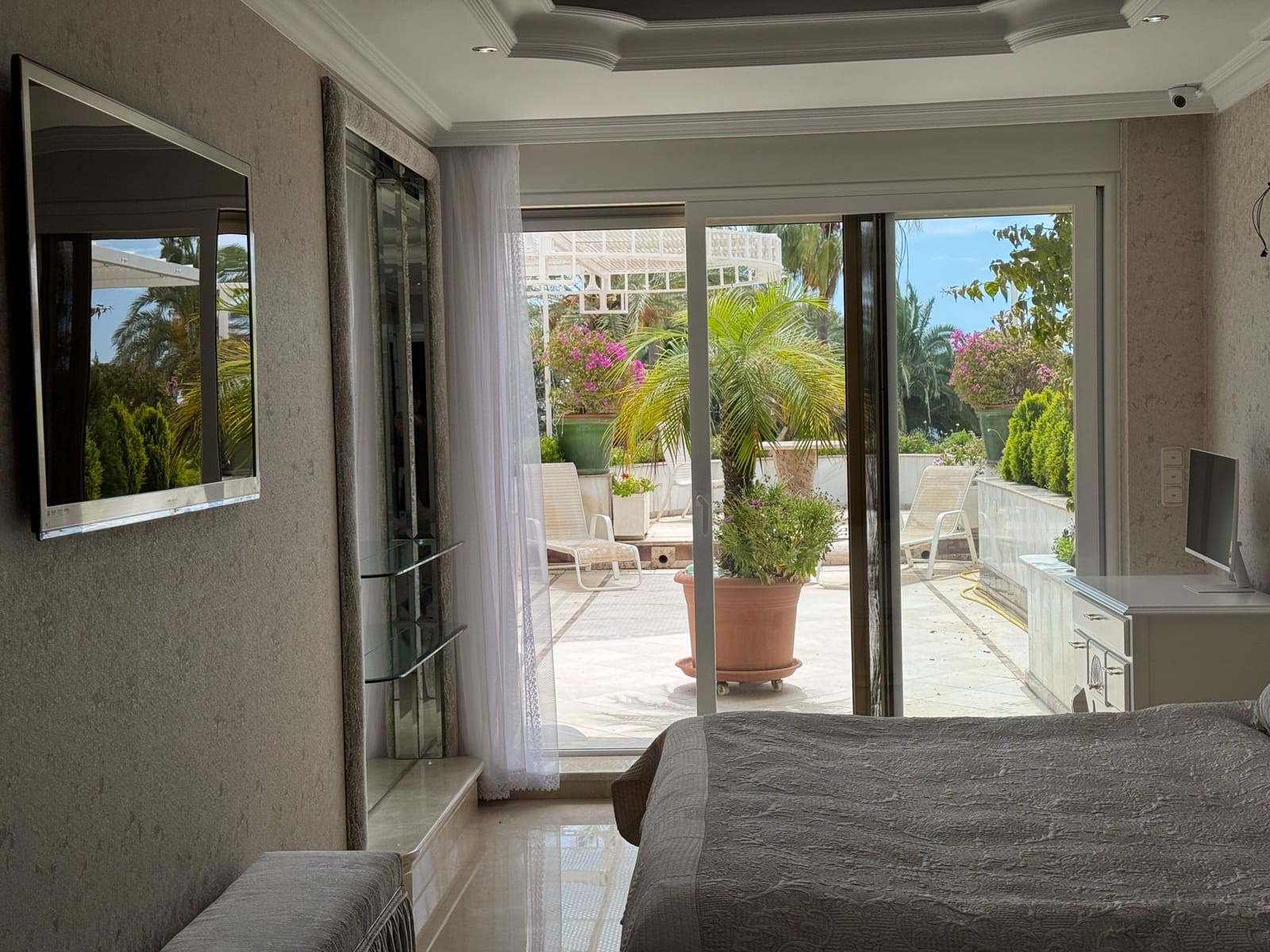 1 sypialnia Apartament na sprzedaż w Puerto Banus z basenem - 1 500 000 € (Ref: 9068516)