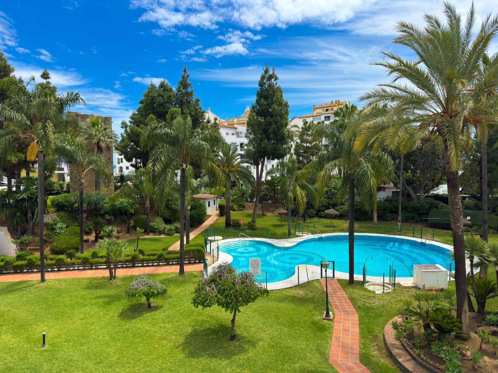 1 sypialnia Apartament na sprzedaż w Puerto Banus z basenem - 1 500 000 € (Ref: 9068516)
