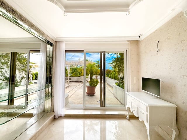 Apartamento de 1 habitación en Puerto Banus, Marbella en venta con piscina garaje - 1.500.000 € (Ref: 9068516)