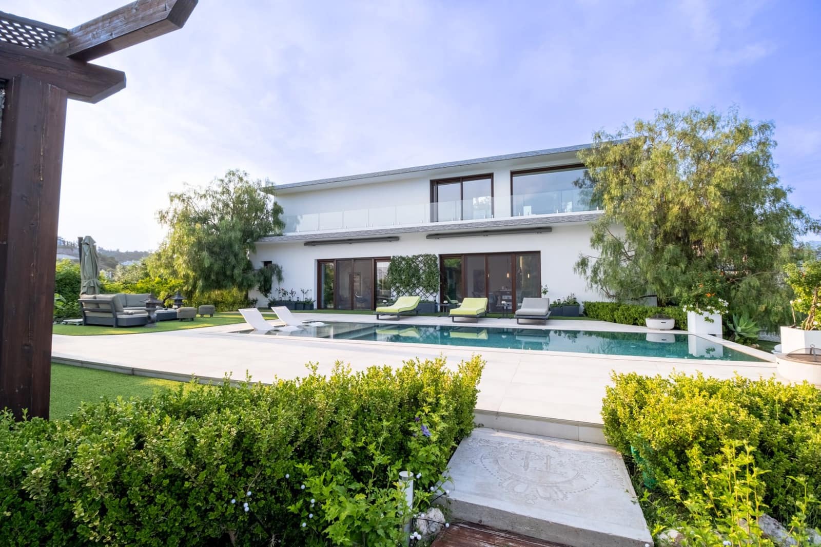 5 bedroom Villa for sale in Benahavis with pool garage - € 3,950,000 (Ref: 9111842)