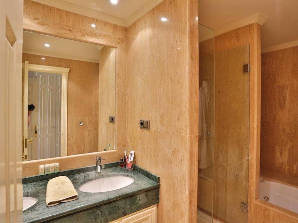 3 sovrum Lägenhet till salu i Golden Mile med pool - 1 300 000 € (Ref: 9159254)