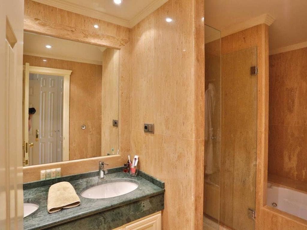 Apartamento de 3 habitaciones en Golden Mile en venta con piscina garaje - 1.300.000 € (Ref: 9159254)