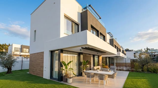 3 makuuhuone Omakotitalo myytävänä paikassa El Paraiso, Estepona mukana uima-altaan - 950 000 € (Ref: 9473825)