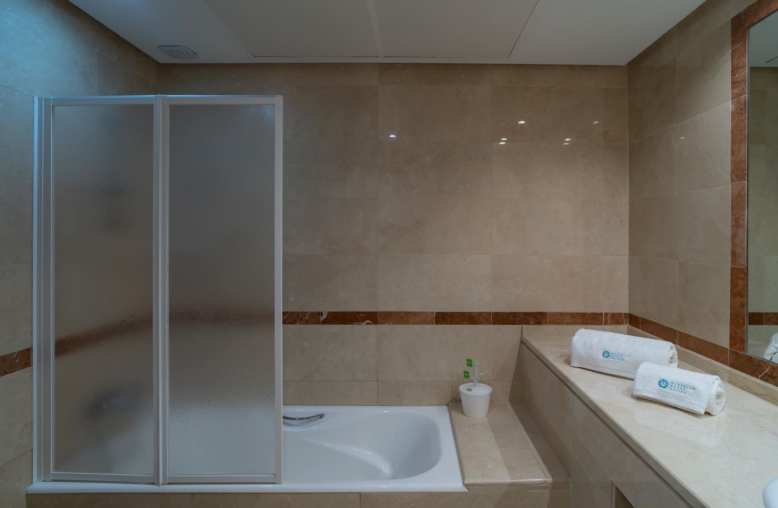 4 quarto Casa em Banda para venda em Nueva Andalucia com piscina - 1 200 000 € (Ref: 9604571)