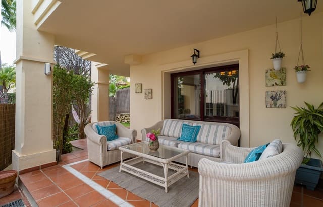 Casa de 4 habitaciones en La Dama de Noche - La Alzambra, Marbella en venta con piscina - 1.200.000 € (Ref: 9604571)