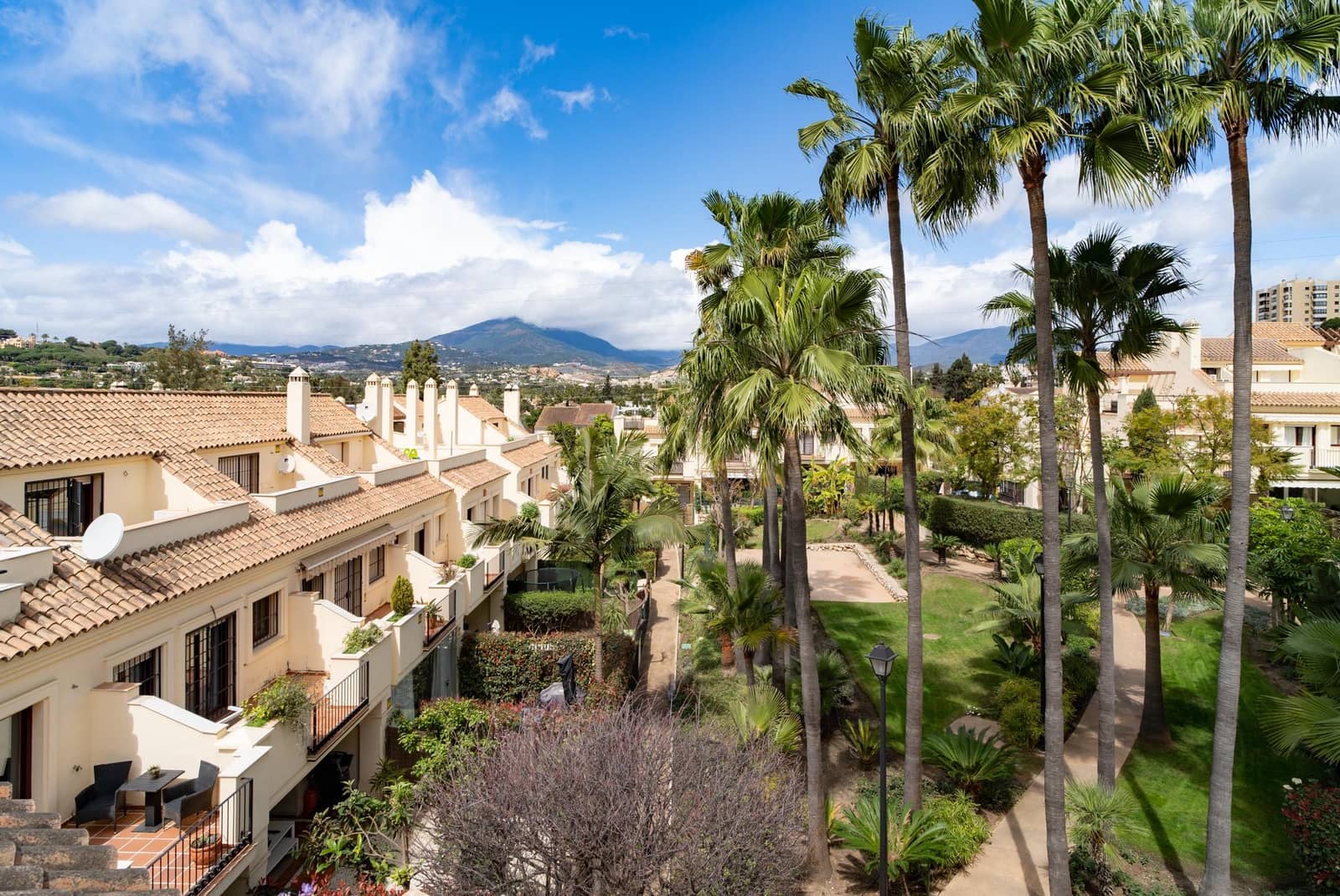 4 quarto Casa em Banda para venda em Nueva Andalucia com piscina - 1 200 000 € (Ref: 9604571)