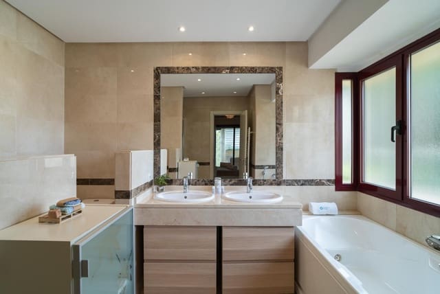 4 Zimmer Haus zu verkaufen in La Dama de Noche - La Alzambra, Marbella mit Pool - 970.000 € (Ref: 9604571)