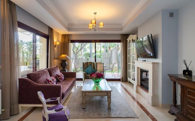 4 quarto Casa em Banda para venda em La Dama de Noche - La Alzambra, Marbella com piscina garagem - 970 000 € (Ref: 9604571)