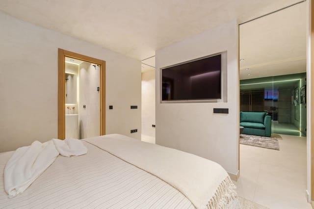 Casa de 4 habitaciones en Lomas De Marbella, Marbella en venta con piscina - 2.150.000 € (Ref: 9658317)