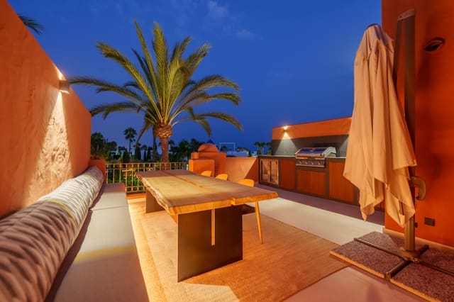 Casa de 4 habitaciones en Lomas De Marbella, Marbella en venta con piscina - 2.150.000 € (Ref: 9658317)