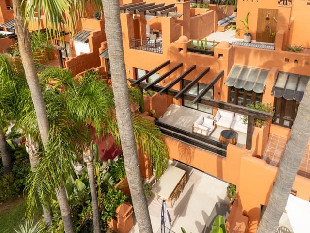 Casa de 4 habitaciones en Lomas De Marbella, Marbella en venta con piscina - 2.150.000 € (Ref: 9658317)