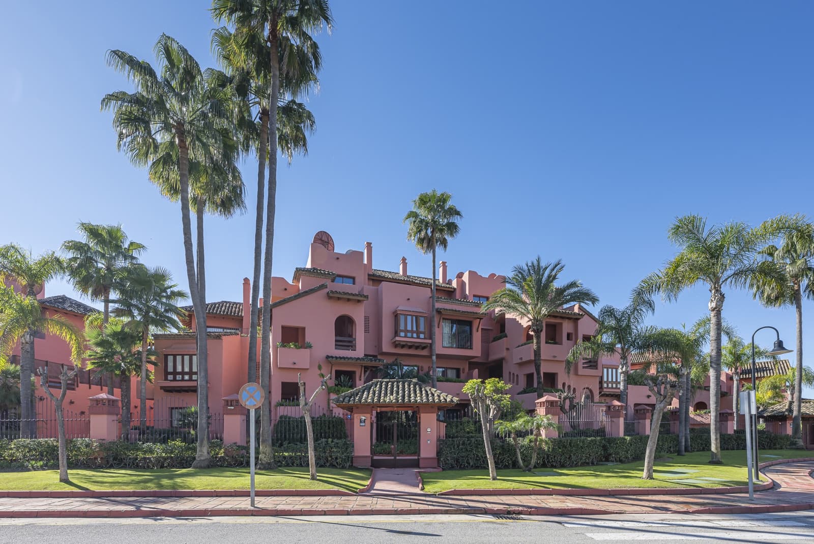 3 soveværelse Lejlighed til salg i Estepona med swimmingpool garage - € 2.695.000 (Ref: 10024592)