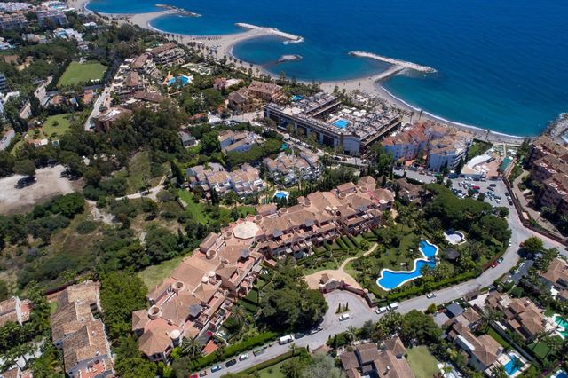 2 sypialnia Apartament na sprzedaż w Marbella z basenem garażem - 825 000 € (Ref: 10043479)