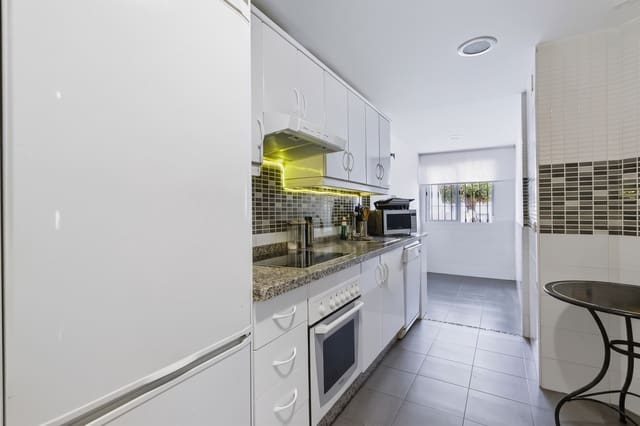 3 soveværelse Byhus til salg i Marbella med swimmingpool garage - € 950.000 (Ref: 10165819)