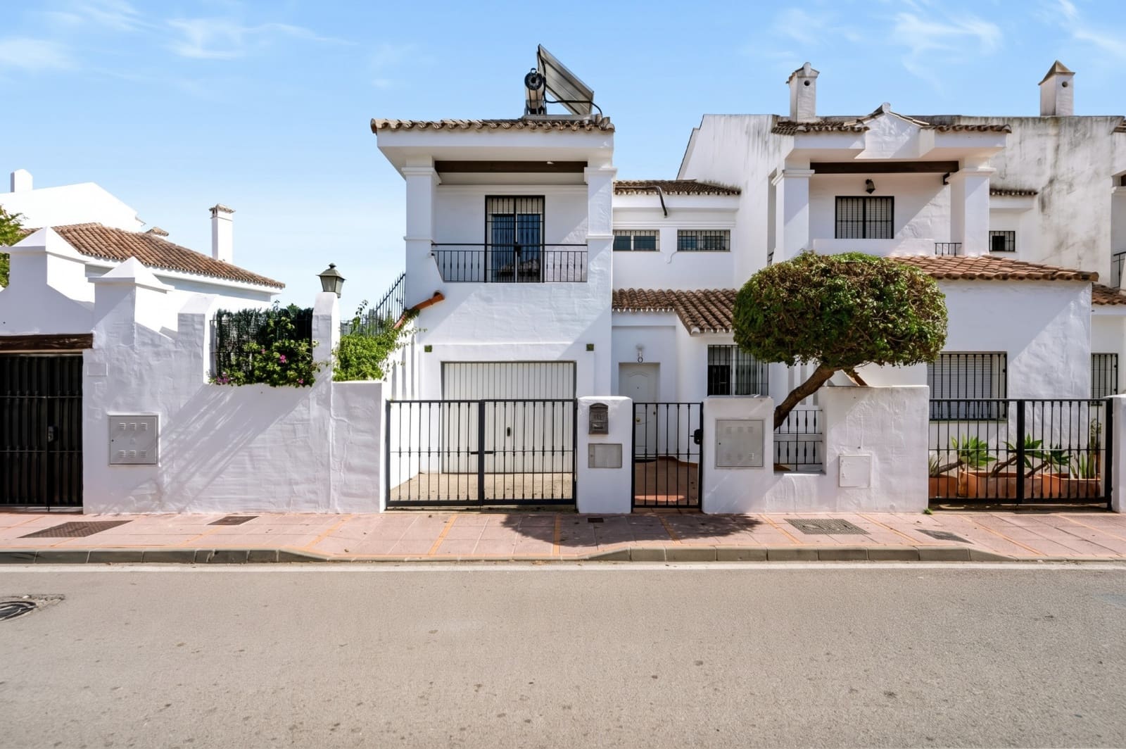 3 bedroom Townhouse for sale in Marbella with pool garage - € 950,000 (Ref: 10165819)