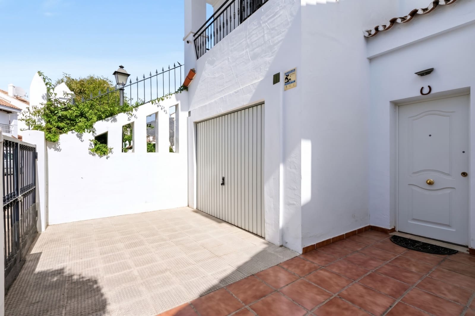 3 bedroom Townhouse for sale in Marbella with pool garage - € 950,000 (Ref: 10165819)